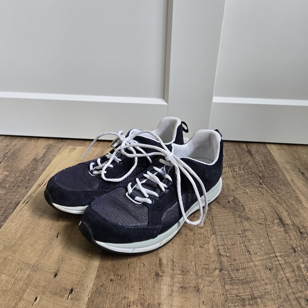 L.L. Bean Womens 6.5m Navy and White Sneakers